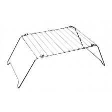 Sammenklappelig grill med kromstel på ujævnt terræn.